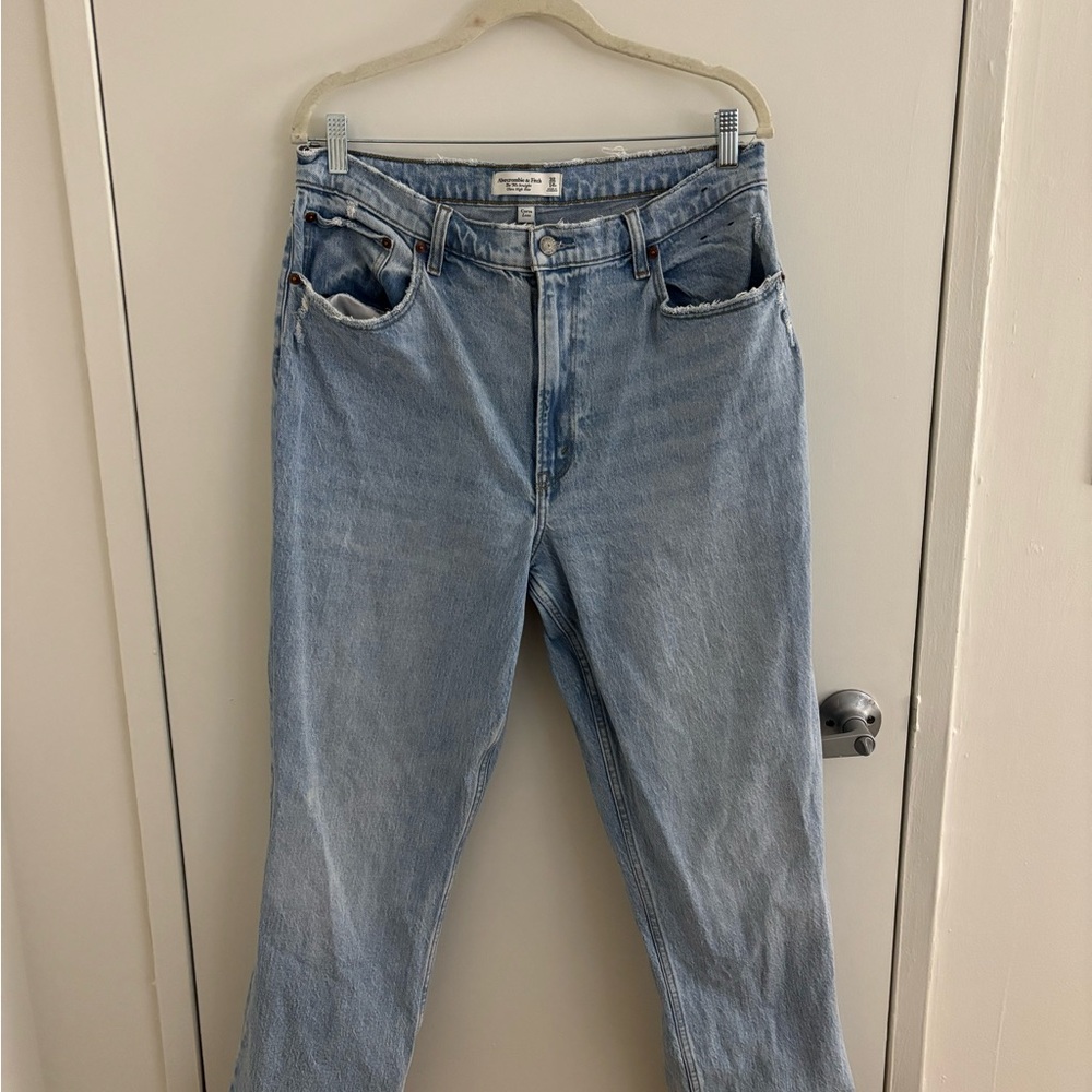 Abercrombie Curve Love Ultra High Rise 90s Straight Jeans (Medium light blue)